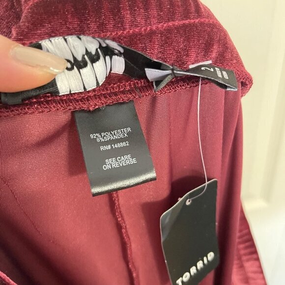 Torrid Women's NWT Burgundy Pockets Velvet Wine High Rise Tapered Sweatpants 2X - Picture 9 of 10